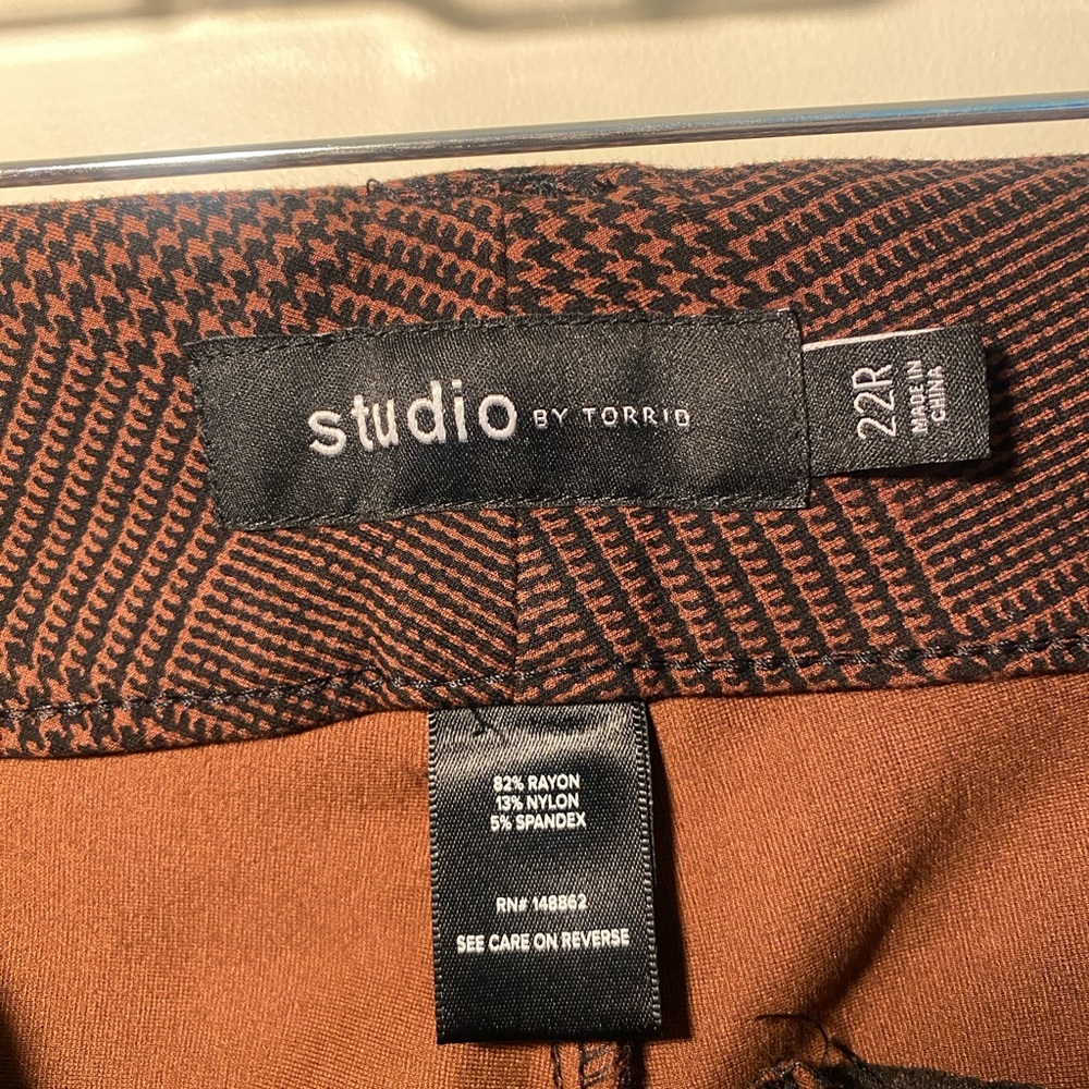 Pre-Loved Torrid Brown Plaid Trouser Boot Pants size 22R - Picture 7 of 8